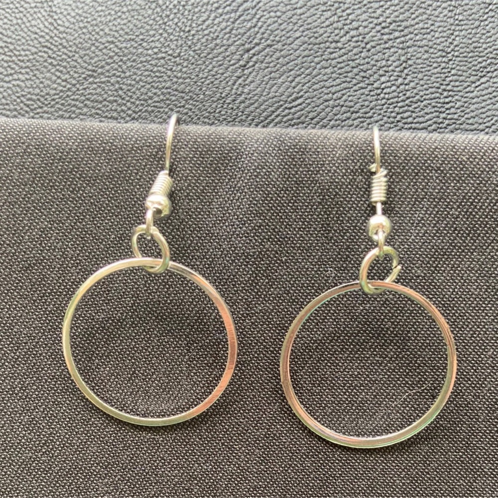 Silver tone, circular layer, necklace with circular earrings. - Picture 5 of 5